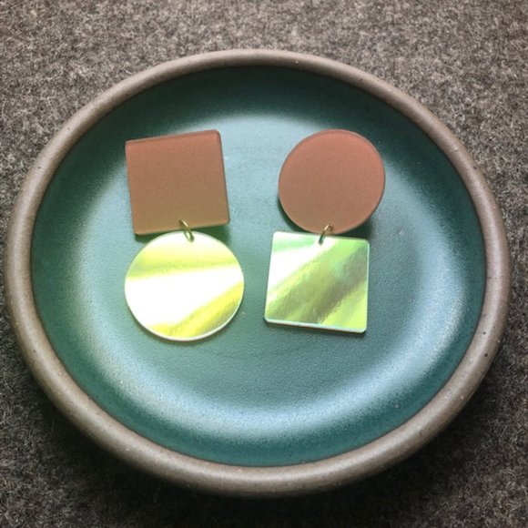 Eco-resin asymmetrical statement earrings - Picture 3 of 3